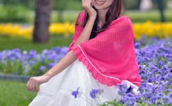 李诞与美女街头亲密互动